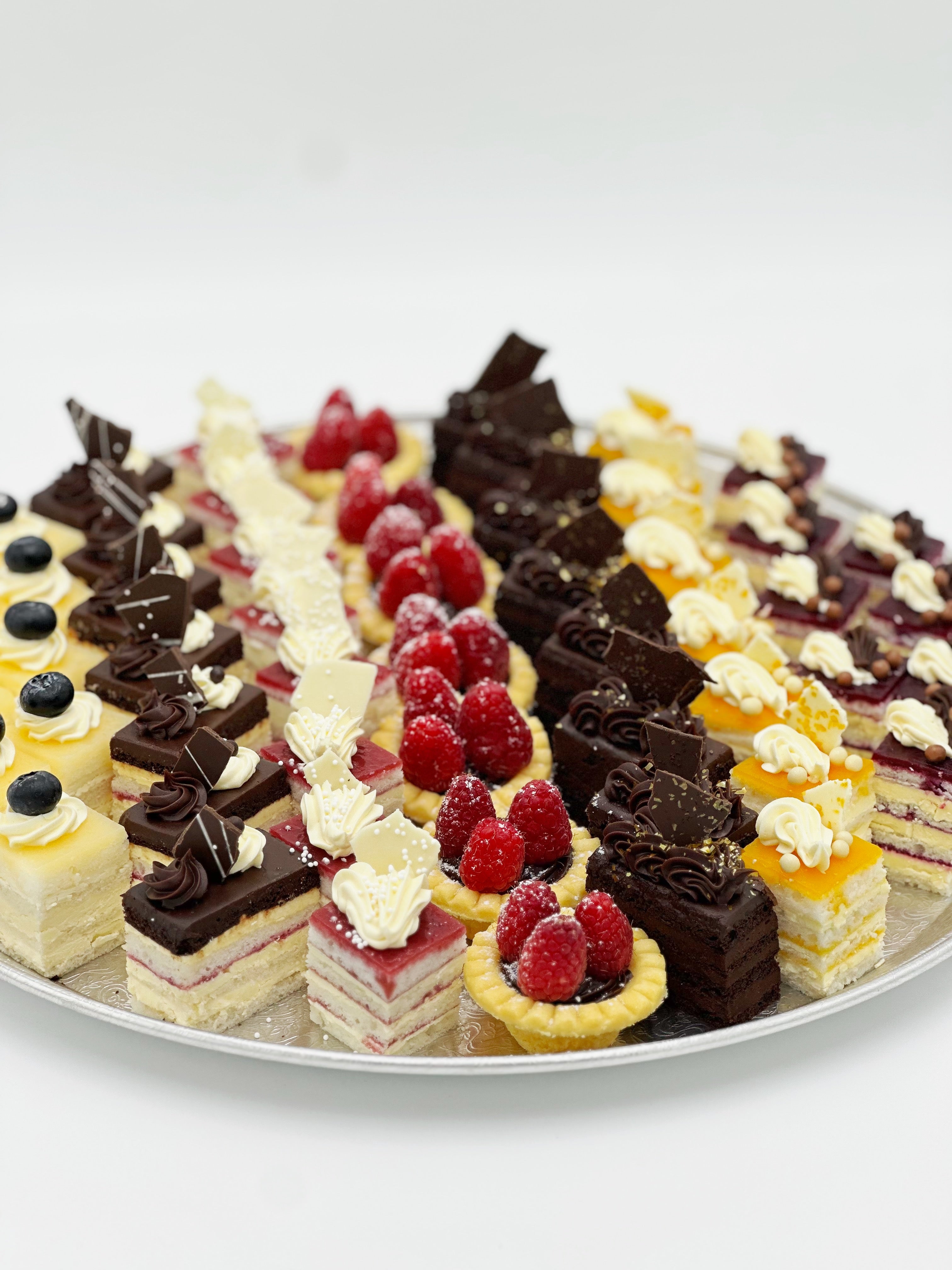 petits gateaux（小さなケーキ） : Frederibc Anton Petit Four Platter | Cakes Etc